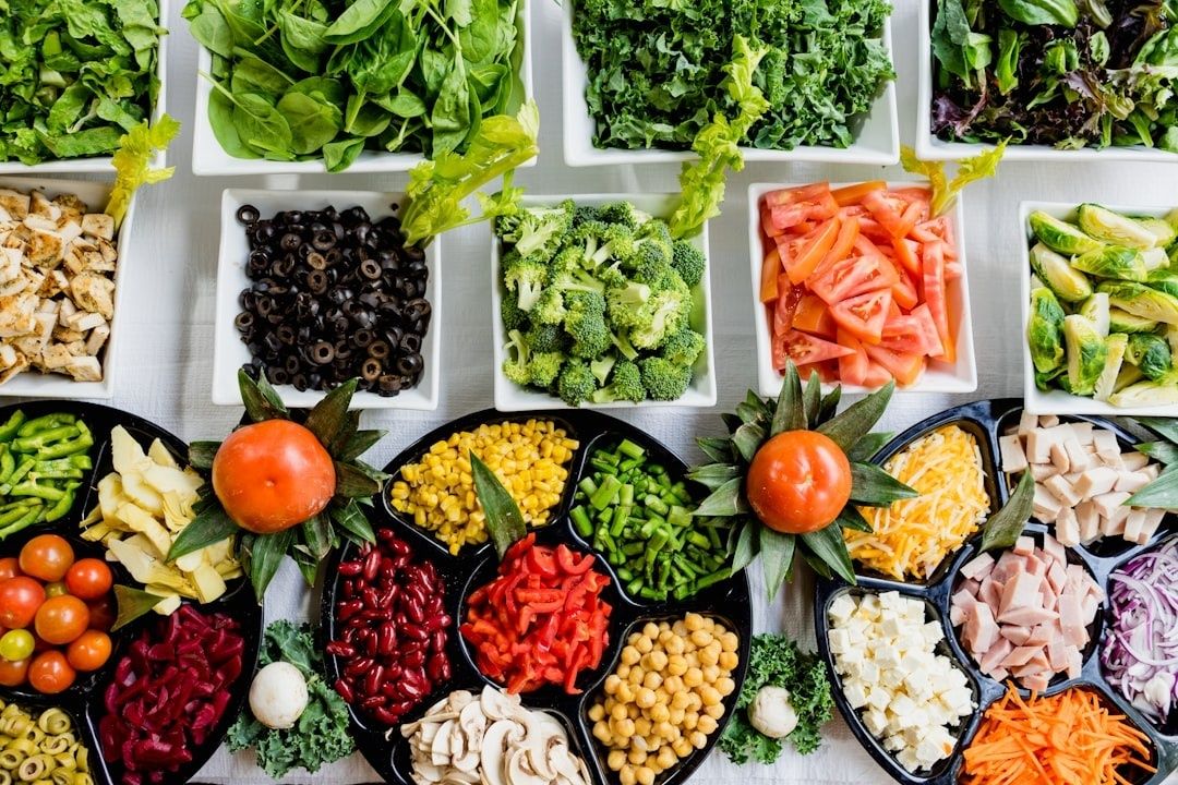 Färgglad buffé med grönsaker, baljväxter, ost och sallad