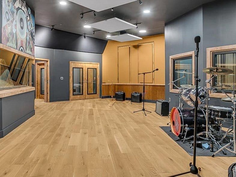 Akustiska innerdörrar av trä i en modern inspelningsstudio.